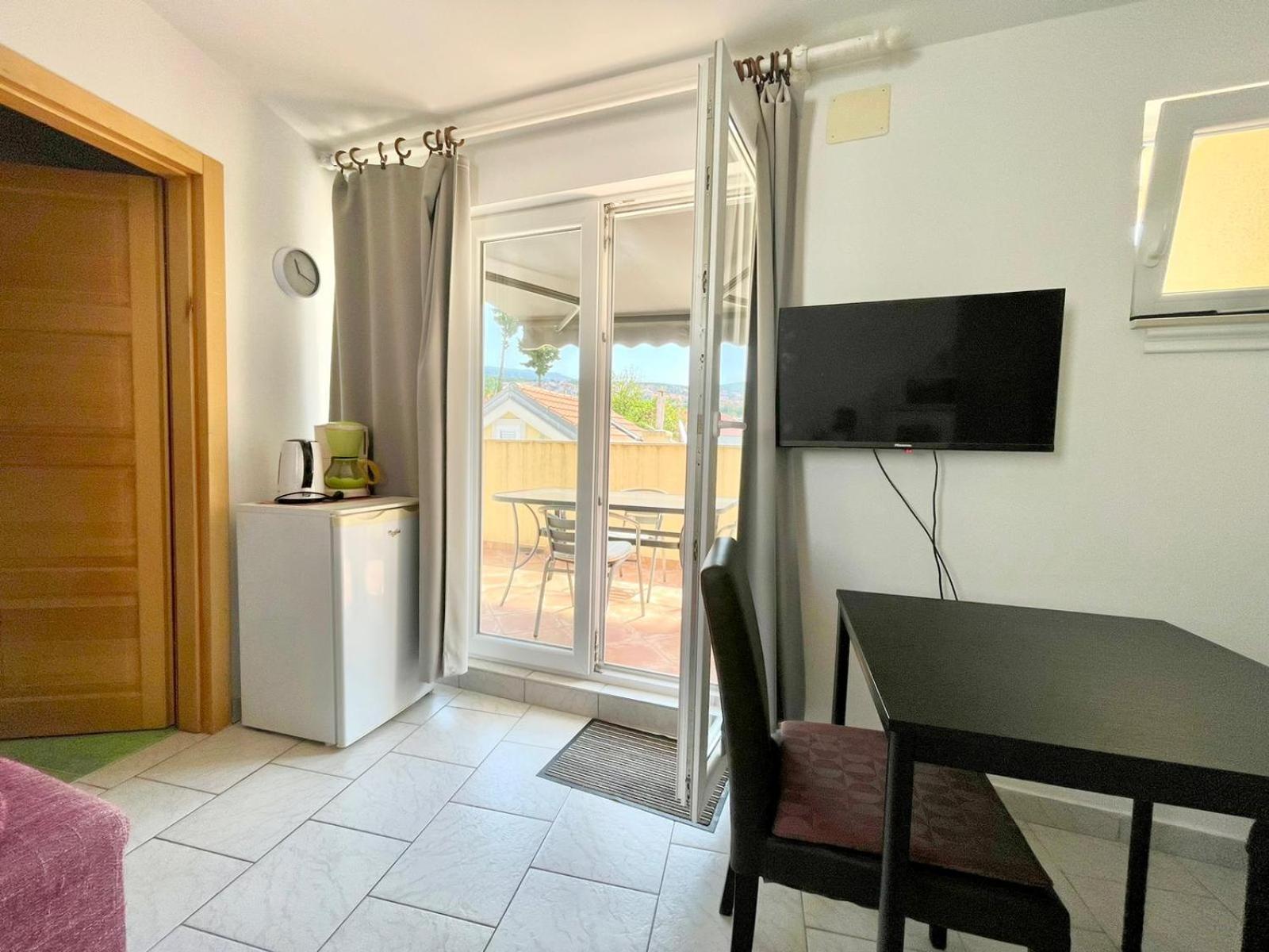 קריקווניצה Apartmani Mauro Sa Terasom מראה חיצוני תמונה
