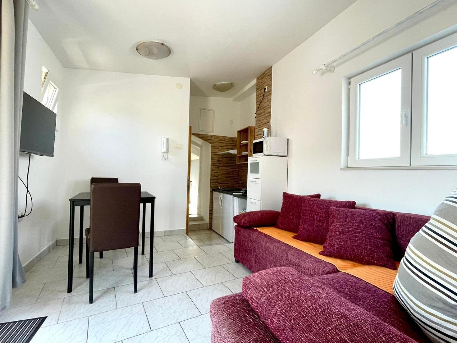 קריקווניצה Apartmani Mauro Sa Terasom מראה חיצוני תמונה