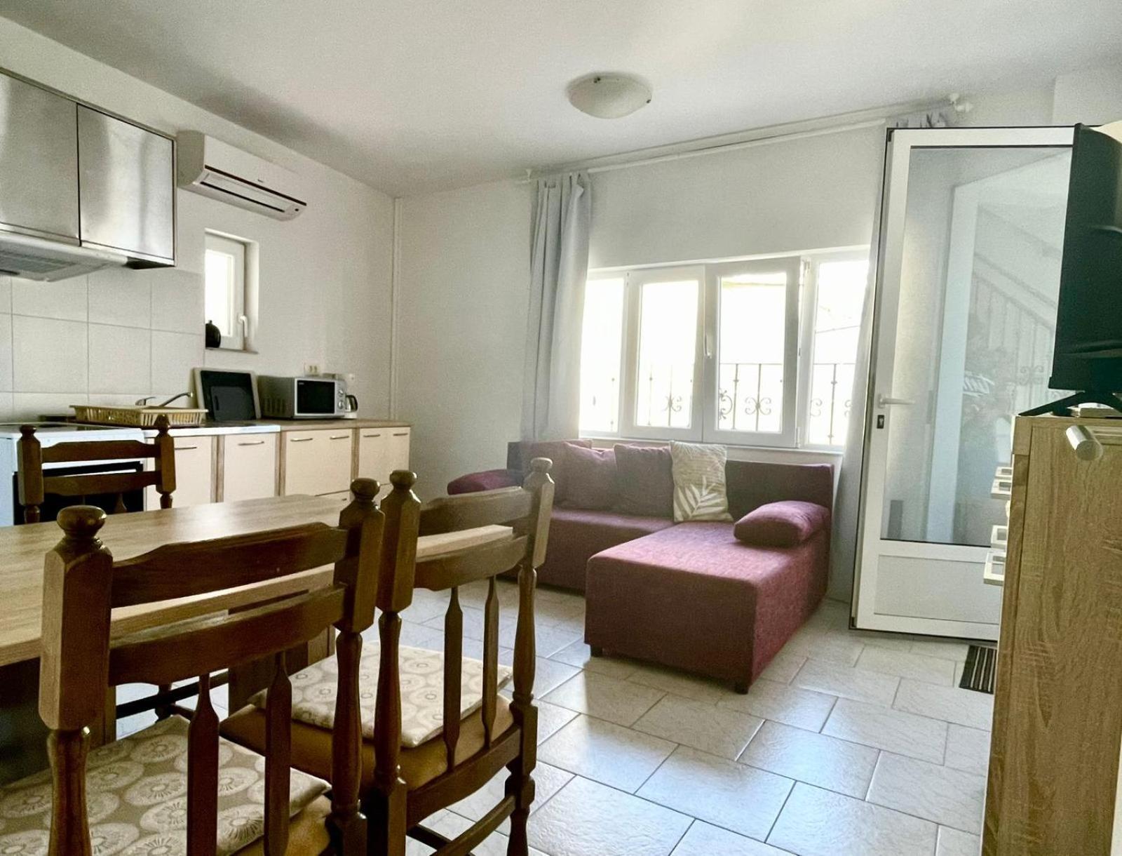 קריקווניצה Apartmani Mauro Sa Terasom מראה חיצוני תמונה